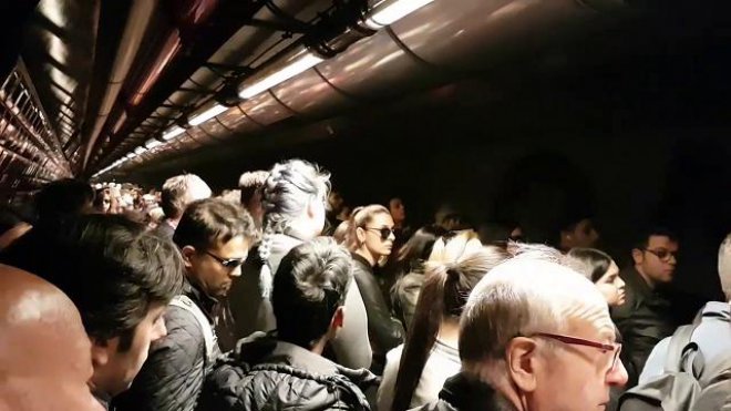 Stazione Garibaldi a Napoli, gente ammassata sul marciapiede in attesa della metro