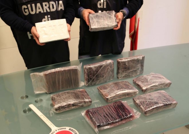  Napoli. Sequestrati 11kg di cocaina dalla Guardia di Finanaza