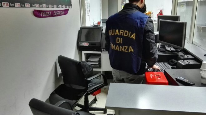 Guardia di Finanza, sequestro videopoker abusivi