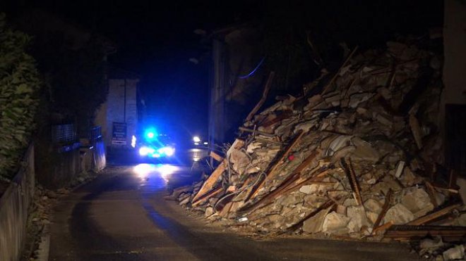 Terremoto Centro Italia, macerie e pioggia a Visso: le immagini della notte