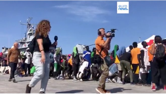 Migranti sbarcano a Lampedusa