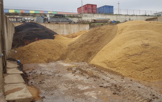 Il piazzale dell'Agrisemi Minicozzi pieno di grano e semi andati a male