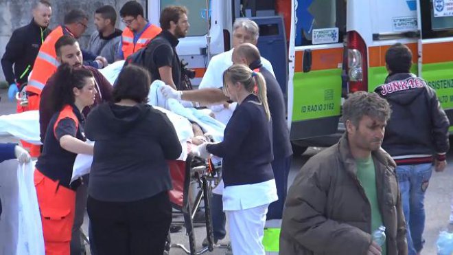 Terremoto, barelle e sfollati davanti all'ospedale di Amatrice