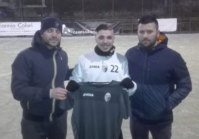 Campana Futsal - Gabriele Ciampa tra il team manager Salvatore Passariello e il dirigente Giuseppe Giraldi