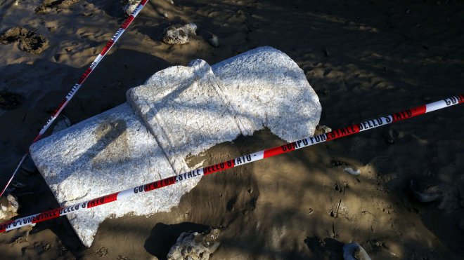 Cippo funerario di epoca romana trovato nel Calore dagli uomini del Corpo Forestale dello Stato