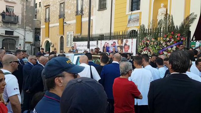 Torre Annunziata, i funerali delle 8 vittime del crollo. Applausi e commozione