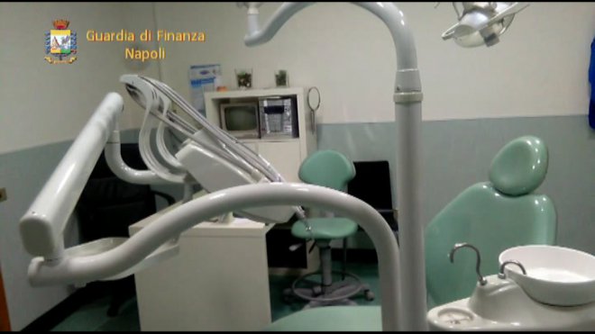 Napoli. Scoperto studio dentistico abusivo ad Arzano. Due denunciati