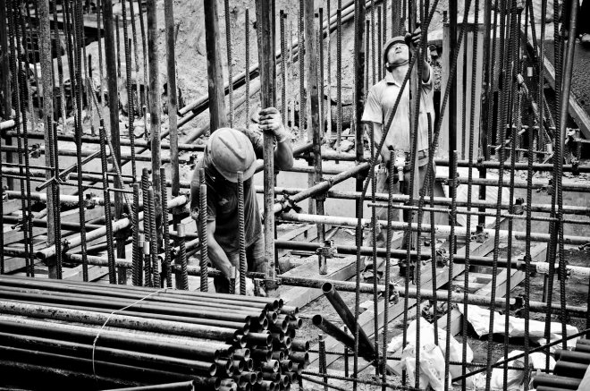 Operai al lavoro in un cantiere edile