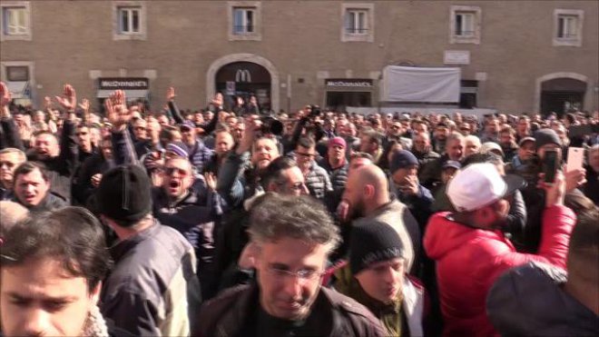 Roma, protesta taxi contro Uber e politici