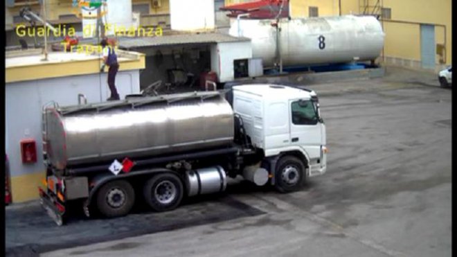 Trapani, frode fiscale sui carburanti: cinque arresti e sequestro da 40 milioni