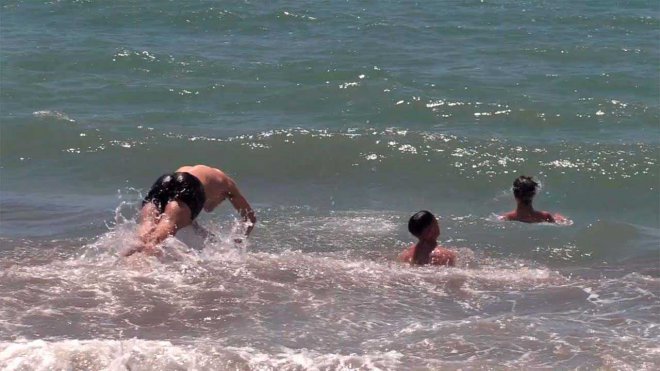 Roma. Riaperture, primi bagni nello stabilimento di Ostia