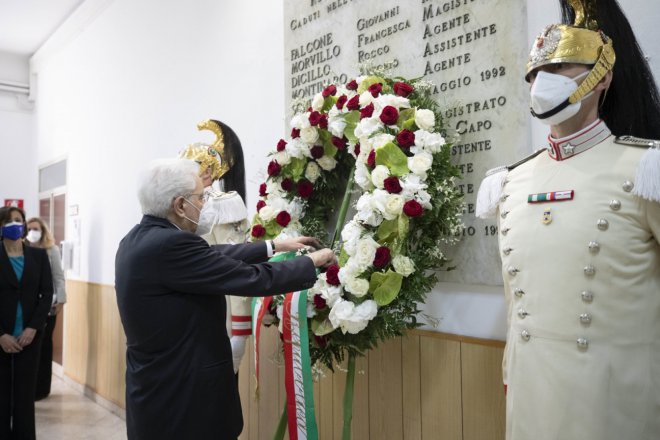 Il Presidente Sergio Mattarella alla caserma Pietro Lungaro, depone una corona di fiori sulla lapide commemorativa delle vittime delle stragi di Capaci e di Via d'Amelio