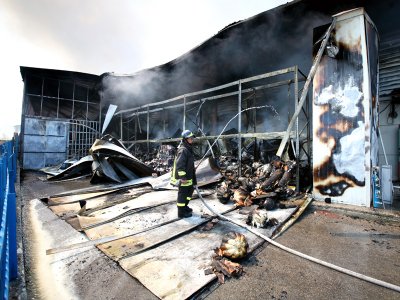 San Giorgio del Sannio - Un Vigile del Fuoco intento a spegnere gli ultimi focolai (Foto: Lorenzo Palmieri)