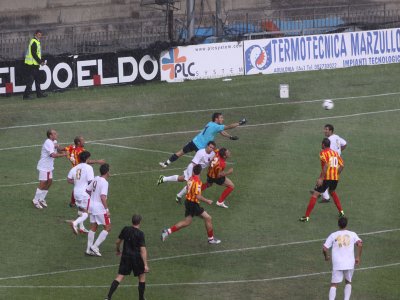 Una fase di gioco di Benevento-Crotone