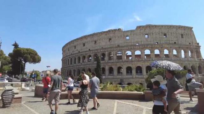 Turisti al Colosseo (Roma)