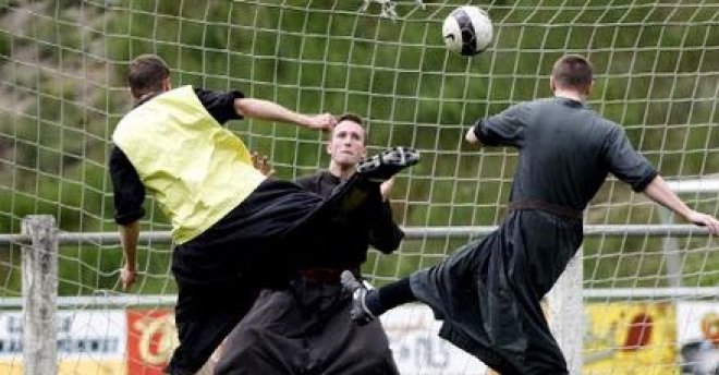 Preti giocano a calcio. foto tratta dal web