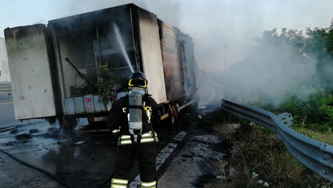 San Giorgio del Sannio. Camion in fiamme sul raccordo Benevento - Castel del Lago