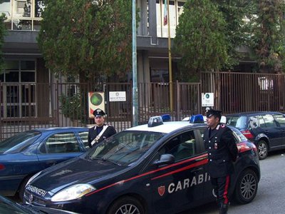 I carabinieri davanti all'Agenzia del Territorio di Benevento