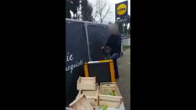 Follonica, chiudono due rom nel gabbiotto dei rifiuti e pubblicano il video su Facebook