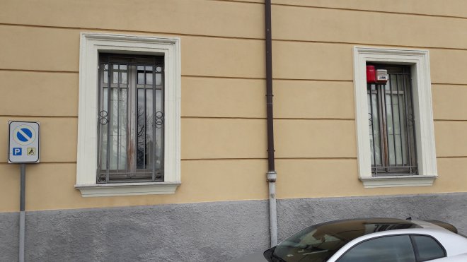 Atto vandalico a Palazzo Mosti