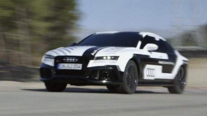 Guida senza pilota. La Google car senza pilota va a 30 km/h orari, l'Audi A RS7 a 230 km/h