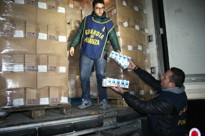 Contrabbando, maxi sequestro e processo per direttissima: multa di 18 milioni di euro 