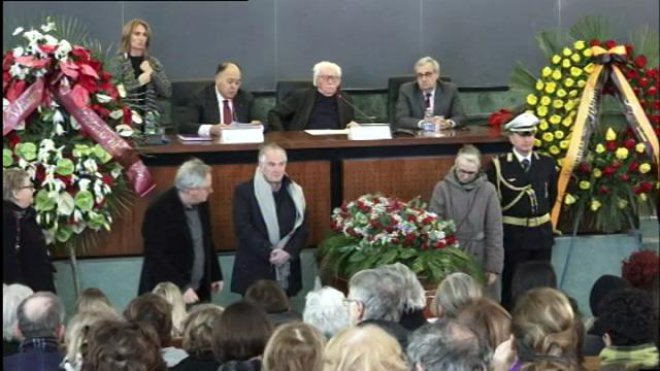 A Roma Asor Rosa ricorda Tullio De Mauro durante la cerimonia funebre
