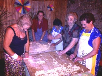 Paupisi, le massaie preparano i cecatielli