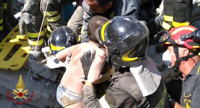 Il piccolo Mattias salvato dai Vigili del Fuoco