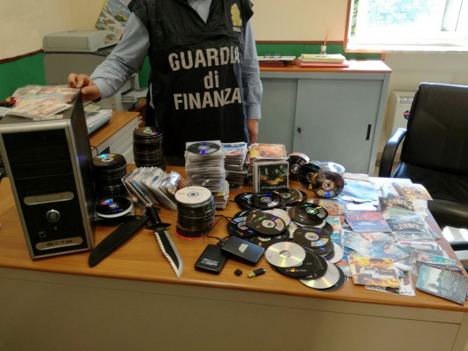 Guardia di Finanza. DVD pirata sequestrati (foto di archivio)