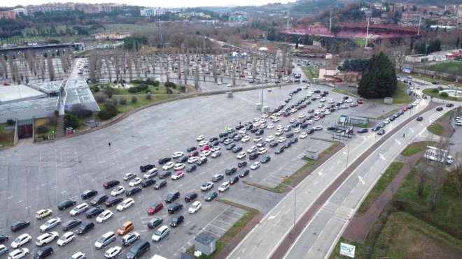 Perugia. In macchina per i tamponi: impressionanti le immagini dal drone