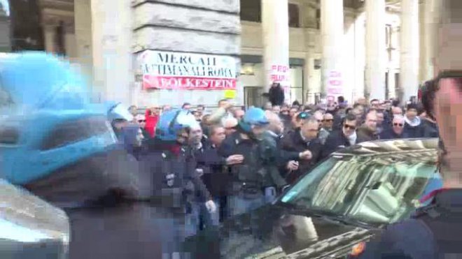 Protesta taxi a Roma, tensione per un Ncc che passa tra i manifestanti