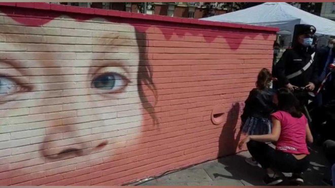 Napoli. Noemi, la bimba ferita in un agguato di camorra, firma il murale a lei dedicato a piazza Nazionale