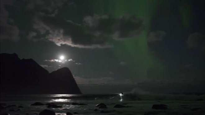 Norvegia, surf con l'aurora boreale