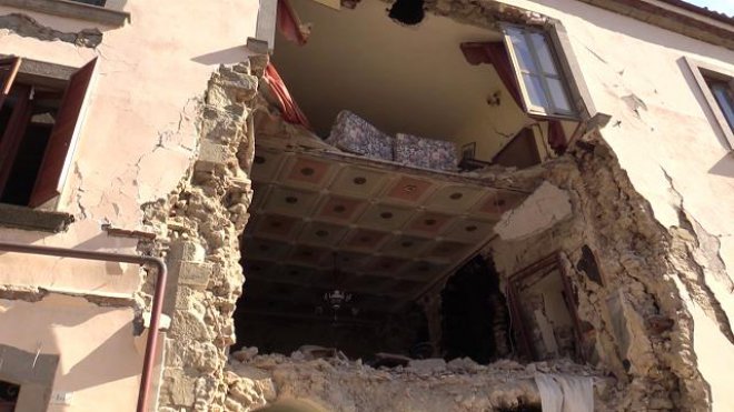 Terremoto. Macerie, lacrime e ricerche: nel paese di  Accumoli devastato dal sisma