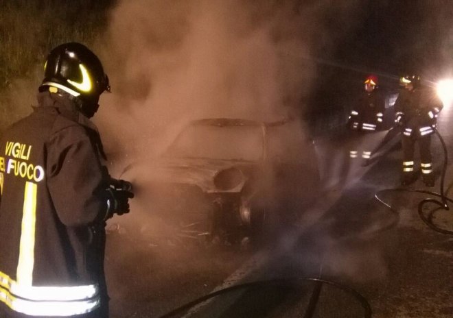 Auto in fiamme 