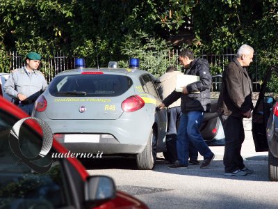 Benevento - Il personale della Guardia di Finanza in Via Pirandello n.10