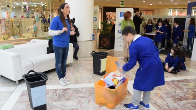 Rifiuti, a Bari la raccolta differenziata diventa un gioco per 1.200 bambini