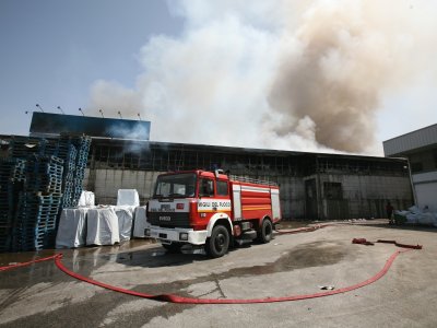 Il capannone in fiamme in Via Cesine (Foto: Lorenzo Palmieri)