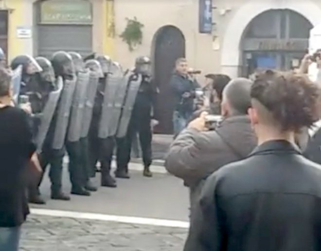 Benevento. Protesta dei centri sociali contro Renzi. Scontri con la Polizia