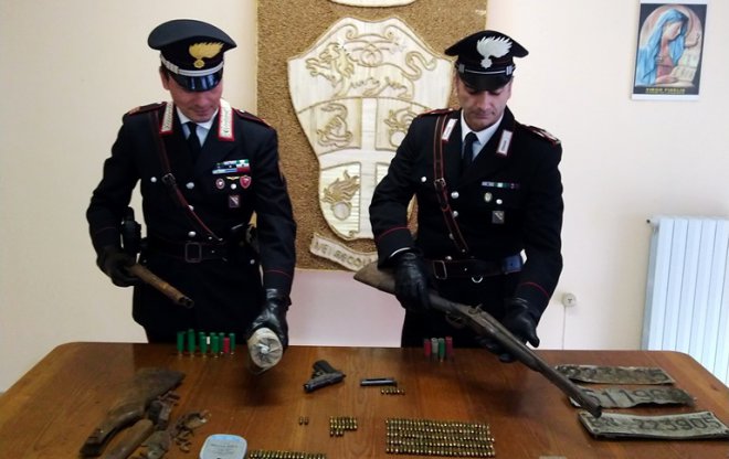 Carabinieri Moiano armi ed espolsivi sequestrati