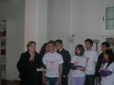 La docente Mariagrazia Nazzaro con gli alunni dell'Istituto Professionale 
