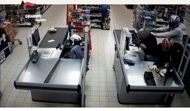 Salerno. Filmato dei Carabinieri - Rapina a mano armata in un supermercato di Nocera Superiore