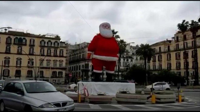 Napoli. Babbo Natale in Piazza Vittoria