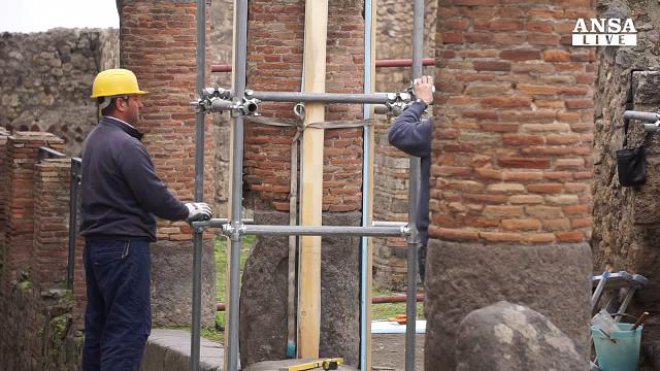 Scavi di Pompei. Si stacca parte di una colonna in via Porta Marina