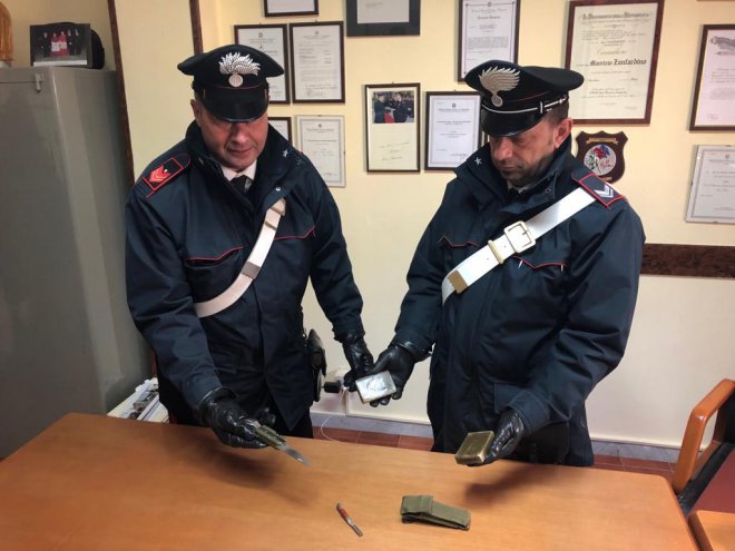 Carabinieri, Frasso Telesino. Sequestro droga e coltelli a serramanico