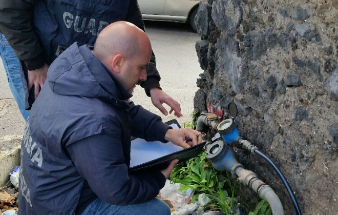 Napoli. Impianto sportivo allacciato abusivamente alla rete di un istituto scolastico. Imprenditore sportivo denunciato per furto aggravato