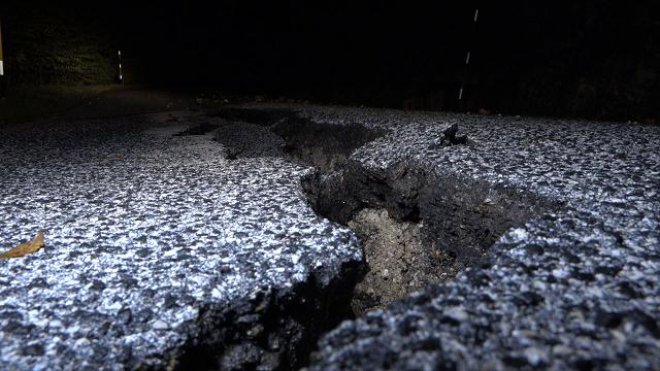 Ussita, la strada squarciata dal terremoto