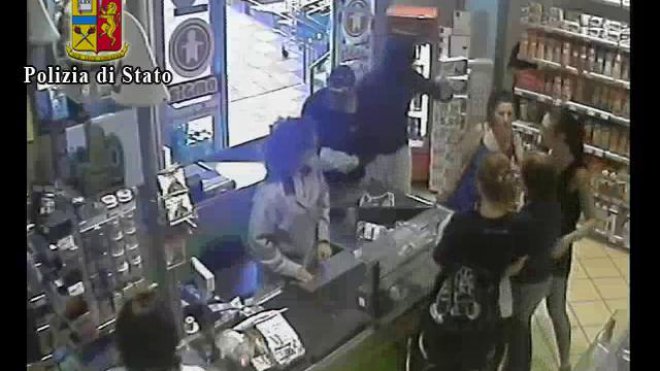 Napoli. Poliziotto libero da servizio sventa una rapina in un supermercato