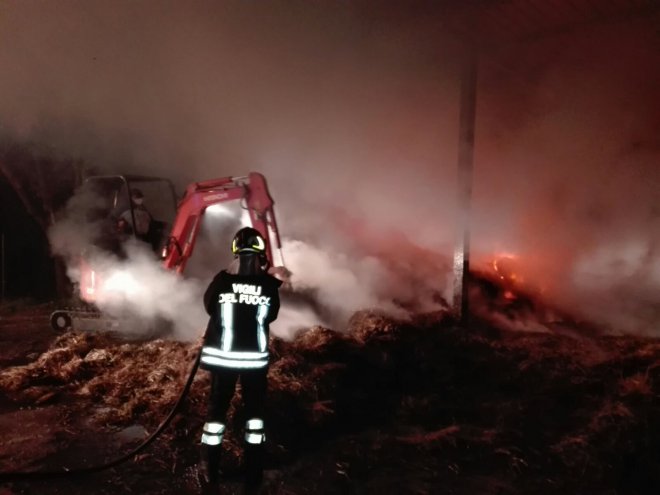 Incendio rotoballe a Foglianise, fiamme domate dai Vigili del Fuoco